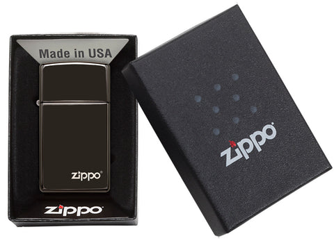 Frontansicht Zippo Feuerzeug Slim High Polish Chrome Basismodell Schwarz mit Zippo Logo geöffnet mit Flamme in geöffneter Geschenkverpackung