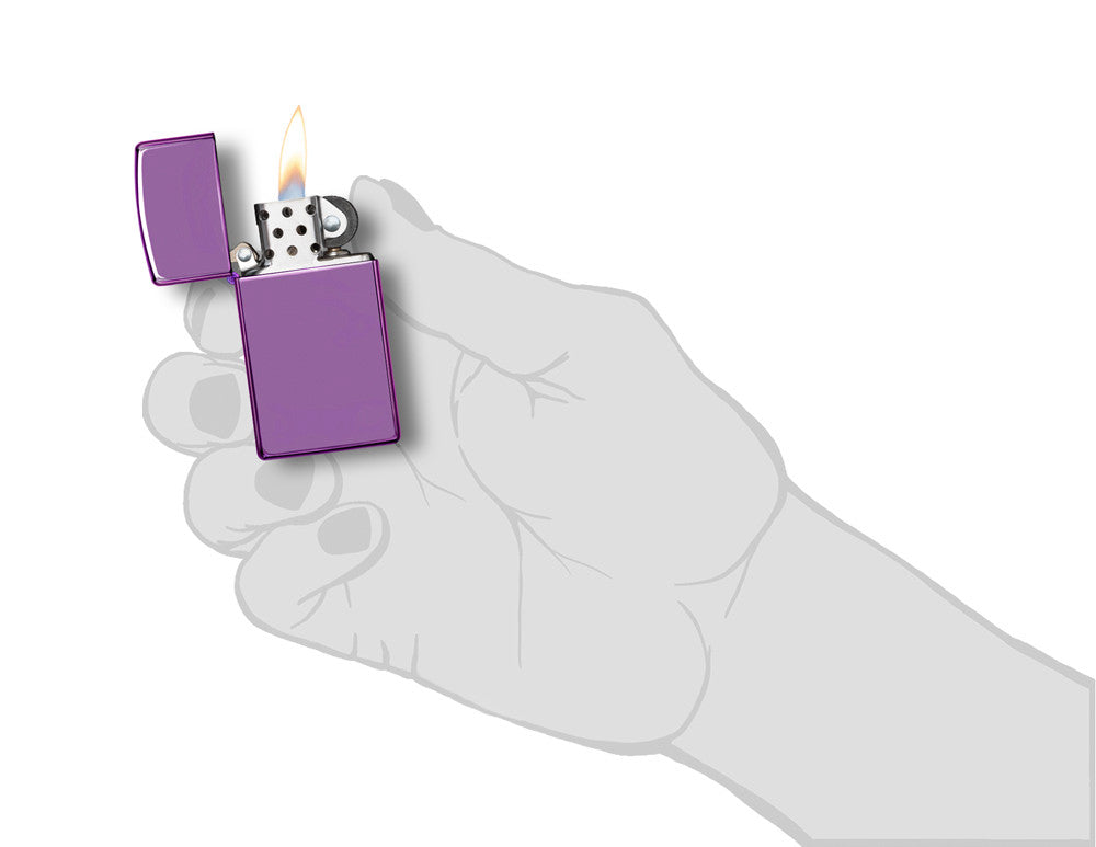 Frontansicht Zippo Feuerzeug Slim High Polish Lila Basismodell geöffnet mit Flamme in stilistischer Hand