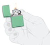 Zippo Feuerzeug Basismodell Chameleon Grün poliert geöffnet mit Flamme in stilisierter Hand