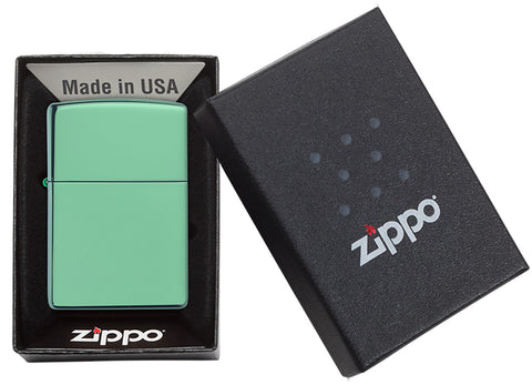 Zippo Feuerzeug Basismodell Chameleon Grün poliert in geöffneter Box