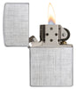 Frontansicht Zippo Feuerzeug Chrome gebürstet Linen Weave Basismodell geöffnet mit Flamme