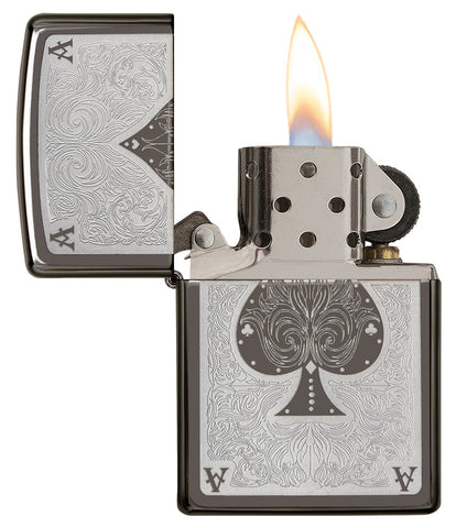 Zippo Feuerzeug Frontansicht geöffnet und angezündet mit two tone lasergravierter Pik-Ass Spielkarte mit filigranen Linien in silber