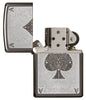 Zippo Feuerzeug Frontansicht geöffnet mit two tone lasergravierter Pik-Ass Spielkarte mit filigranen Linien in silber