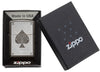 Zippo Feuerzeug Frontansicht mit two tone lasergravierter Pik-Ass Spielkarte mit filigranen Linien in silber in offener Verpackung