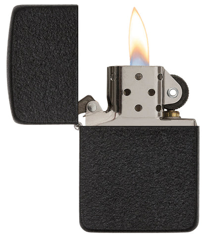 Zippo Feuerzeug 1941 Replica Black Crackle™ Frontansicht geöffnet und angezündet mit rauer Oberfläche in schwarz
