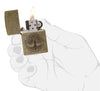 Zippo Feuerzeug antik Messing Baum des Lebens Gravur geöffnet mit Flamme in stilisierter Hand