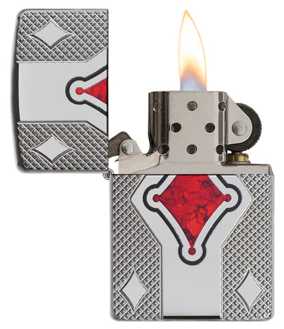 Zippo Feuerzeug Chrome Amor mit roter Raute in der Mitte und Gravierungen an den Seiten im Fusionstil geöffnet mit Flamme