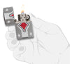 Zippo Feuerzeug Chrome Amor mit roter Raute in der Mitte und Gravierungen an den Seiten im Fusionstil geöffnet mit Flamme in stilisierter Hand