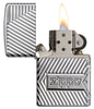 Zippo Feuerzeug mit tief eingravierten Linien und Zippo Logo geöffnet mit Flamme