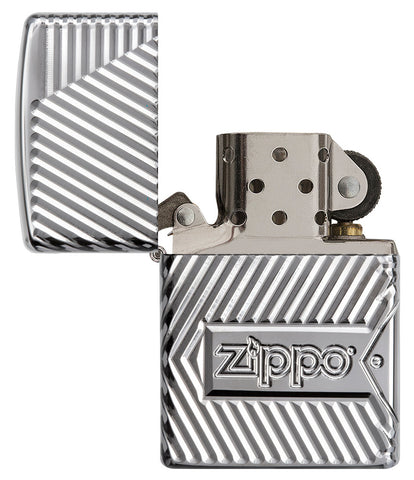 Zippo Feuerzeug mit tief eingravierten Linien und Zippo Logo geöffnet ohne Flamme