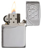 Zippo Feuerzeug chrom Hochglanz tief eingravierter Zippo Feuerzeug Schornstein mit Reißverschluss geöffnet mit Flamme