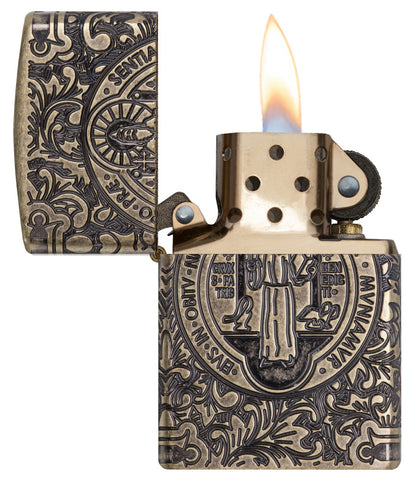Zippo Feuerzeug Sankt Benedikt aus antikem Messing mit tiefen floralen Gravurenmuster geöffnet mit Flamme