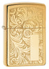 Frontansicht 3/4 Winkel Zippo Feuerzeug High Polish Brass mit venezianischem Design und Initialplatte