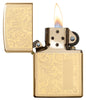 Frontansicht Zippo Feuerzeug High Polish Brass mit venezianischem Design und Initialplatte geöffnet mit Flamme