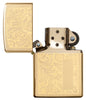 Frontansicht Zippo Feuerzeug High Polish Brass mit venezianischem Design und Initialplatte geöffnet