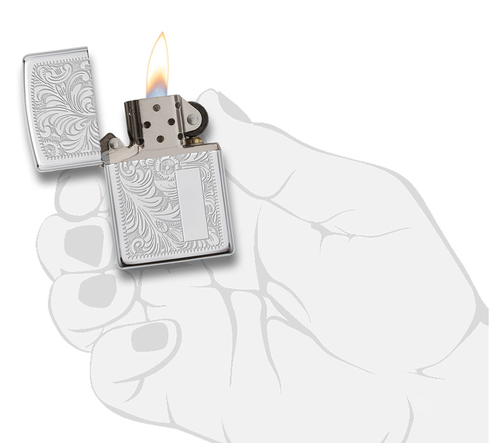 Frontansicht Zippo Feuerzeug High Polish Chrome mit venezianischem Design und Initialplatte geöffnet mit Flamme in stilisierter Hand