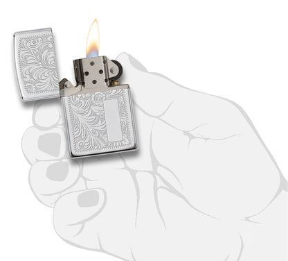 Frontansicht Zippo Feuerzeug High Polish Chrome mit venezianischem Design und Initialplatte geöffnet mit Flamme in stilisierter Hand