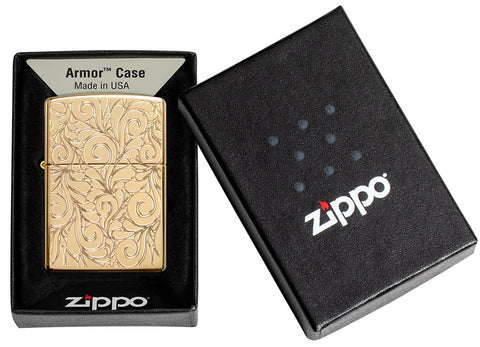 Zippo Feuerzeug Frontansicht Armor® hochglanzpoliertes Messing mit tief eingravierten verschnörkelten Linien in offener Geschenkverpackung