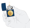 Zippo Feuerzeug Frontansicht geöffnet und angezündet in marineblau mit texturierter Abbildung von einem Bitcoin in stilisierter Hand