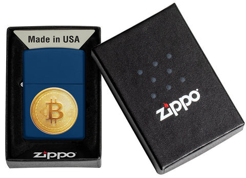 Zippo Feuerzeug Frontansicht in marineblau mit texturierter Abbildung von einem Bitcoin in offener Box