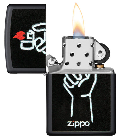 Zippo Feuerzeug Frontansicht schwarz matt geöffnet und angezündet mit Abbildung von Zippo Feuerzeug in einer Hand und Zippo Logo