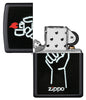 Zippo Feuerzeug Frontansicht schwarz matt geöffnet mit Abbildung von Zippo Feuerzeug in einer Hand und Zippo Logo