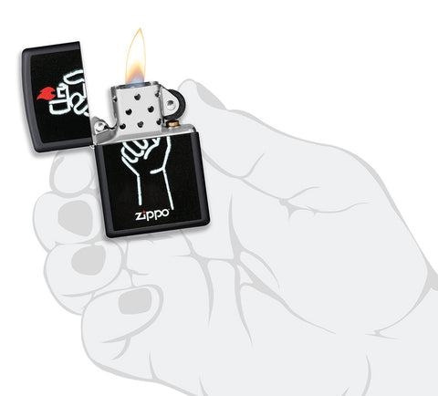 Zippo Feuerzeug Frontansicht schwarz matt geöffnet und angezündet mit Abbildung von Zippo Feuerzeug in einer Hand und Zippo Logo in stilisierter Hand