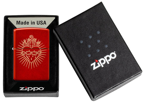 Zippo Feuerzeug Frontansicht Metallic Rot mit dem Heiligsten Herzens Jesu eingraviert in offener Geschenkbox