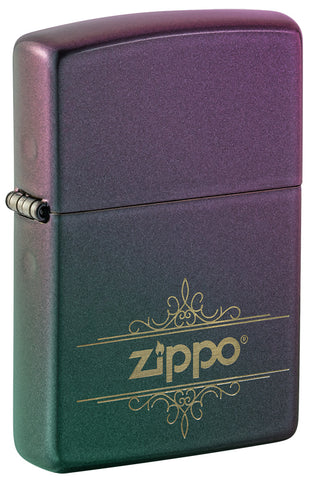 Zippo Feuerzeug Frontansicht ¾ Winkel Iridescent Matte in grün blau lila mit verschnörkeltem Zippo Logo