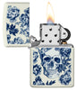 Zippo Feuerzeug leuchtet im Dunkeln Totenschädel mit Krone von blauen Blüten umgeben geöffnet mit Flamme