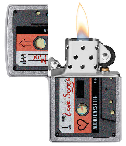 Zippo Feuerzeug Frontansicht Kassetten Mixtape mit Aufschrift Love Songs Mix und Herz geöffnet mit Flamme