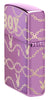 Zippo Feuerzeug Seitenansicht hinten ¾ Winkel hochglänzend lila mit umhüllenden Playboybunny und schwingenden Kettengliedern