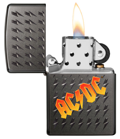 Zippo Feuerzeug Black Ice Frontansicht geöffnet und angezündet mit AC/DC® Logo in orange und kleinen gravierten Blitzen auf schwarzem Hintergrund