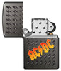 Zippo Feuerzeug Black Ice Frontansicht geöffnet mit AC/DC® Logo in orange und kleinen gravierten Blitzen auf schwarzem Hintergrund
