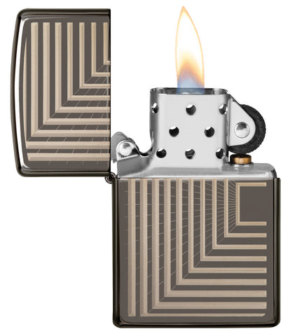 Zippo Feuerzeug Frontansicht Black Ice® geöffnet und angezündet mit eingravierten geometrisch angeordneten Linien