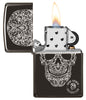 Zippo Feuerzeug Frontansicht Hochglanz schwarz geöffnet und angezündet mit eingraviertem Totenschädel aus Schnörkeln designt von Anne Stokes