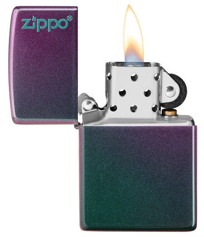 Zippo Feuerzeug Iridescent violett grün mit Zippo LogoZippo Feuerzeug Iridescent violett grün mit Zippo Logo geöffnet mit Flamme