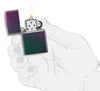  Zippo Feuerzeug Iridescent violett grün geöffnet mit Flamme in stilisierter Hand