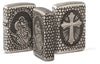 Zippo Armor® Feuerzeug gruppierter Ansicht in chrom antik mit Sankt Christopherus Abbildung tief eingraviert in ovaler Form umgeben von Wabenmuster