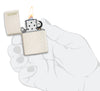 Zippo Feuerzeug Mercury Glass weiß gold gesprenkelt mit Zippo Logo geöffnet mit Flamme in stilisierter Hand
