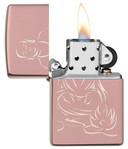 Zippo Feuerzeug Frontansicht Hochglanzpoliertes Roségold geöffnet und angezündet mit meditierender Buddha Gravur