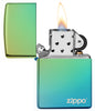 Zippo Feuerzeug Hochglanz grün blau mit Zippo Logo geöffnet mit Flamme