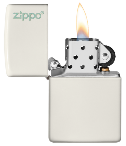 Vue de face du briquet tempête Zippo Glow In Dark Zippo Logo ouvert, avec flamme