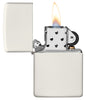Zippo Feuerzeug Basismodell Glow In The Dark Matt weiß geöffnet mit Flamme