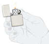 Zippo Feuerzeug Basismodell Glow In The Dark Matt weiß  geöffnet mit Flamme in stilisierter Hand
