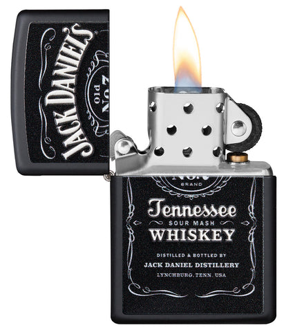 Frontansicht Zippo Feuerzeug schwarz matt mit Jack Daniel's Logo geöffnet mit Flamme 