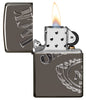 Zippo Feuerzeug grau glänzend mit Jack Daniel's Logo über drei Seiten geöffnet mit Flamme
