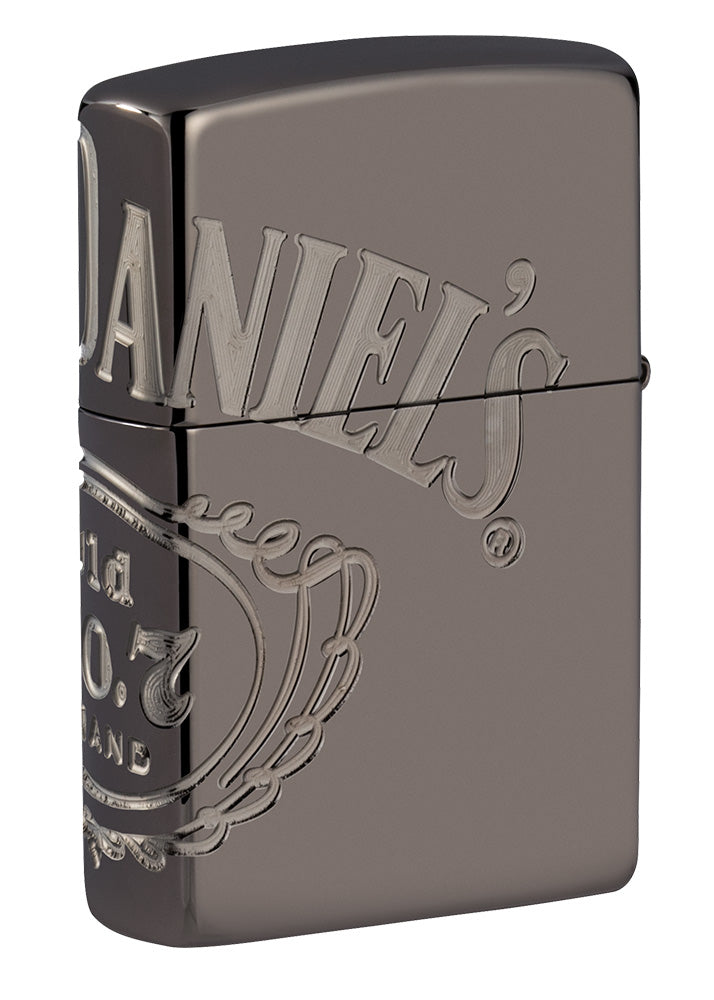Rückseite 3/4 Winkel Zippo Feuerzeug grau glänzend mit Jack Daniel's Logo über drei Seiten