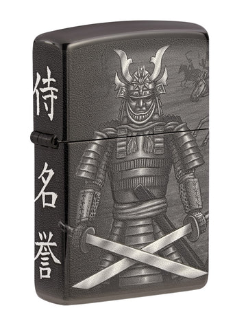 Frontansicht 3/4 Winkel Zippo Feuerzeug Schwarz glänzend mit Krieger der Samurai mit gekreuzten Schwertern und Schriftzeichen an den Seiten