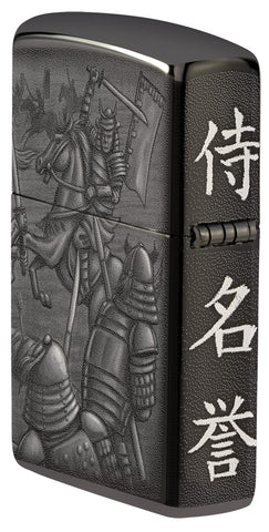 Seitenansicht Rückansicht Zippo Feuerzeug Schwarz glänzend mit Schlachtszene als Motiv mit Schriftzeichen an der Seite